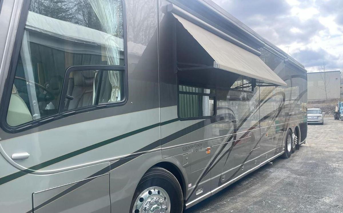 Used 2005 Country Coach Magna 630