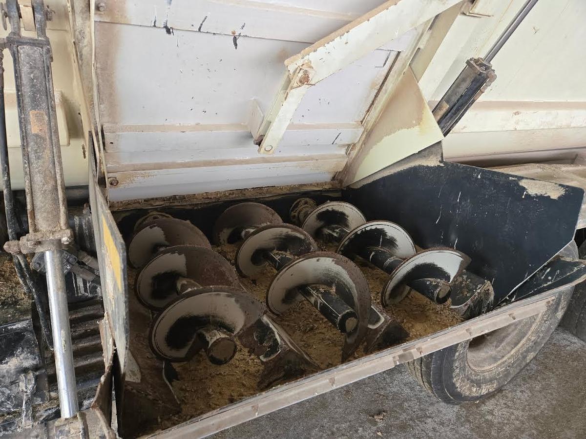 Used 2014 Kuhn Knight 4072 Mounted on 2000 Mack MR600