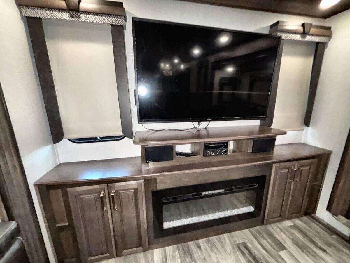 Used 2021 Keystone Alpine 3850RD