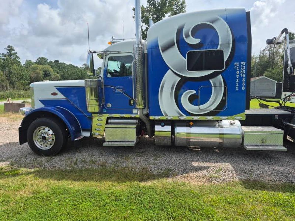 Used 2024 Peterbilt 389 Conventional Sleeper Semi