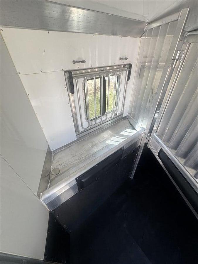 Used 2020 4 Star 3 Horse w/ Living Quarters