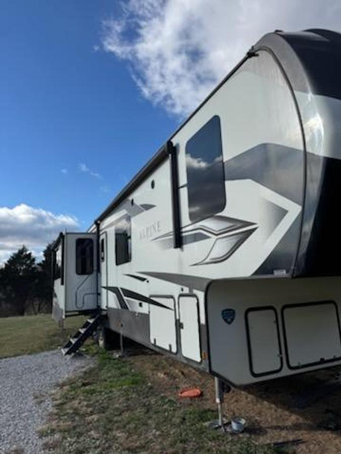 Used 2022 Keystone Alpine 3720MD