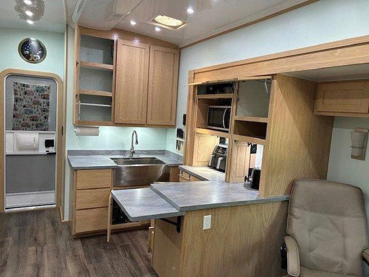 Used 2022 Space Craft V405 Fifth Wheel