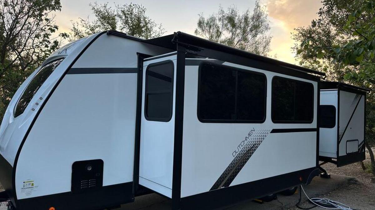 Used 2024 Dutchmen Kodiak Ultimate 2921FKDS