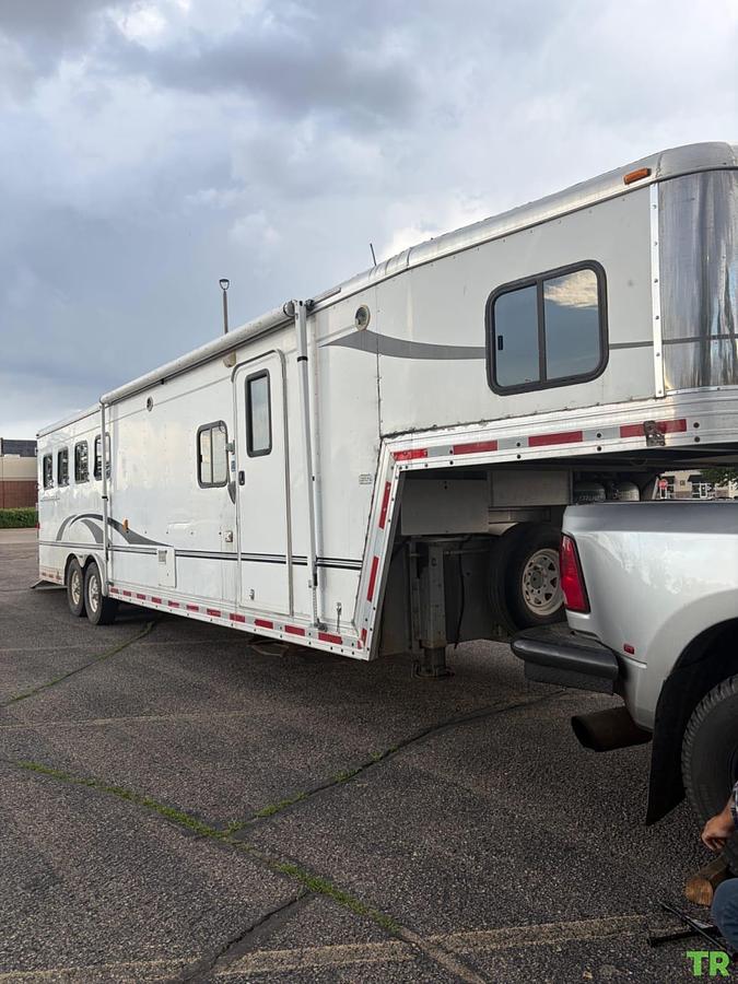 Used 2005 Stratus 4-Horse Aluminum Living Quarters Trailer