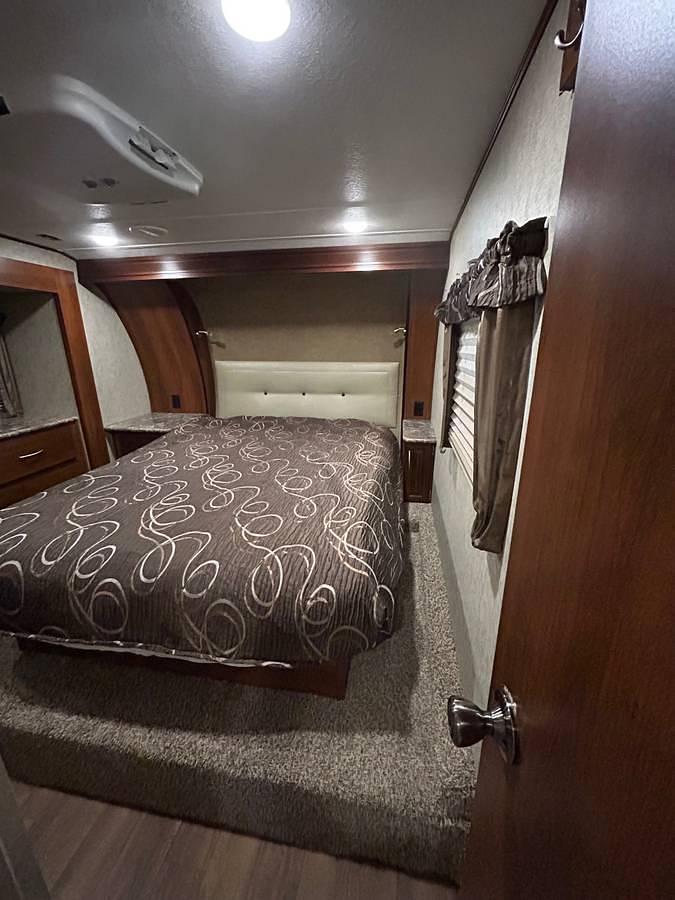 Used 2017 Forest River Wildcat 29RLX Fifth Wheel