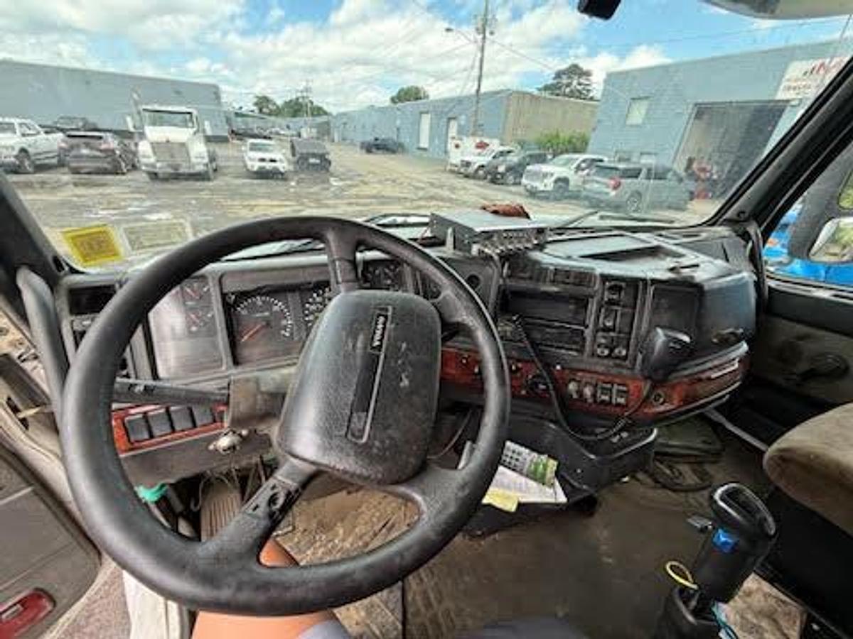 Used 2002 Volvo Dump Truck