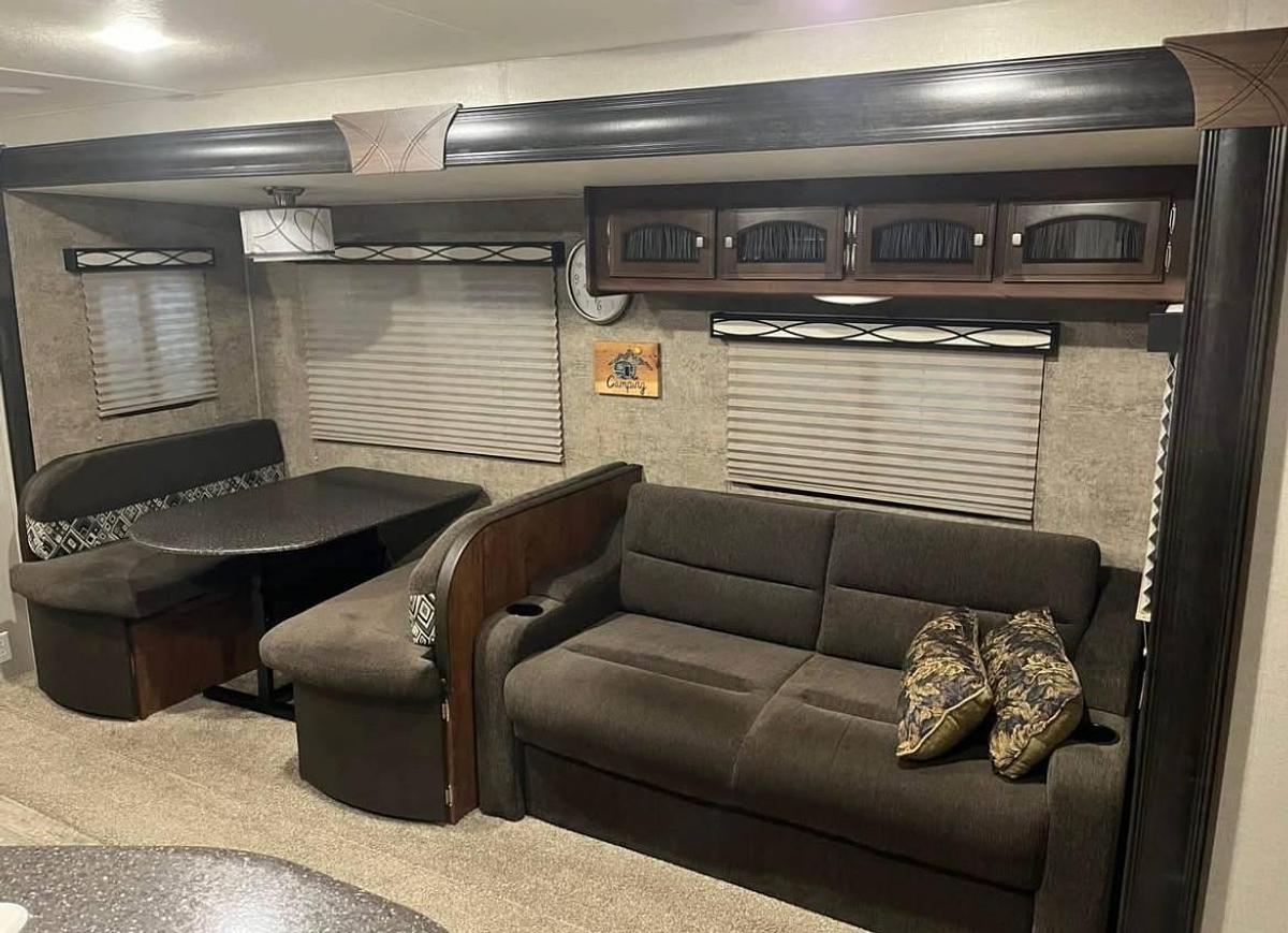 Used 2018 Coachmen Freedom Express 282BHDS Travel Trailer