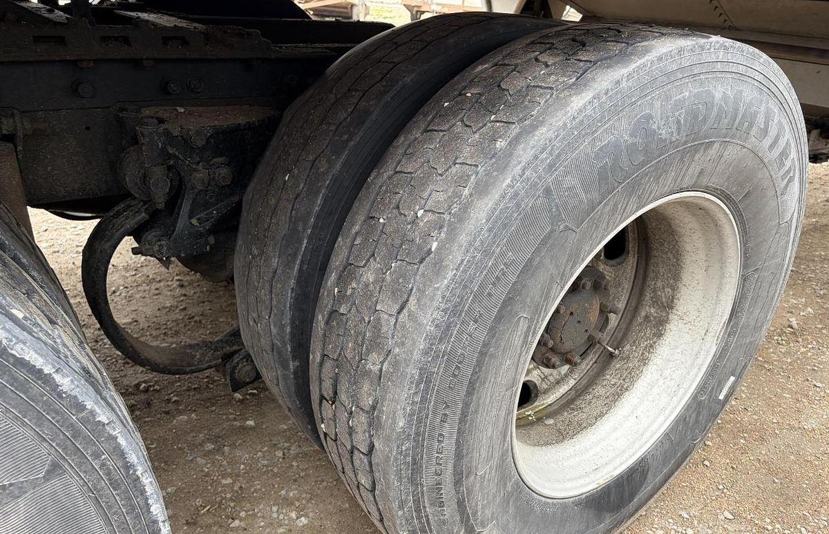 Used 2005 KENWORTH W900L Conventional Sleeper Semi Truck