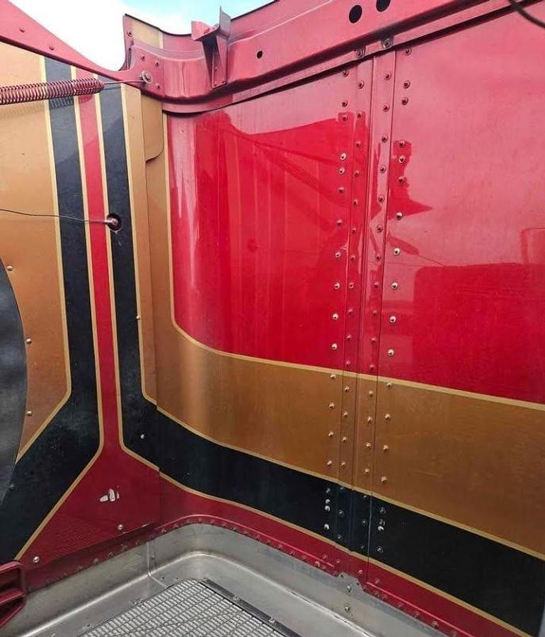 Used 2013 Peterbilt 389 Sleeper Semi Truck