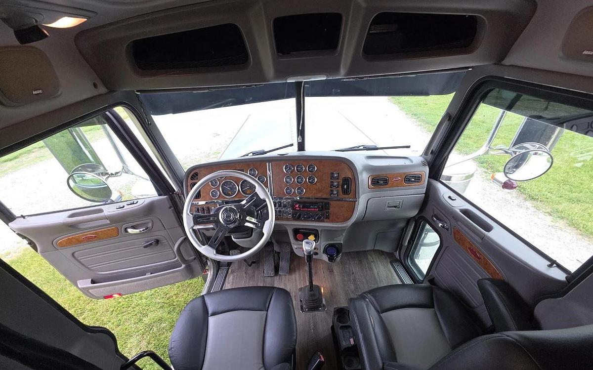 Used 2006 Peterbilt 379 Sleeper Truck
