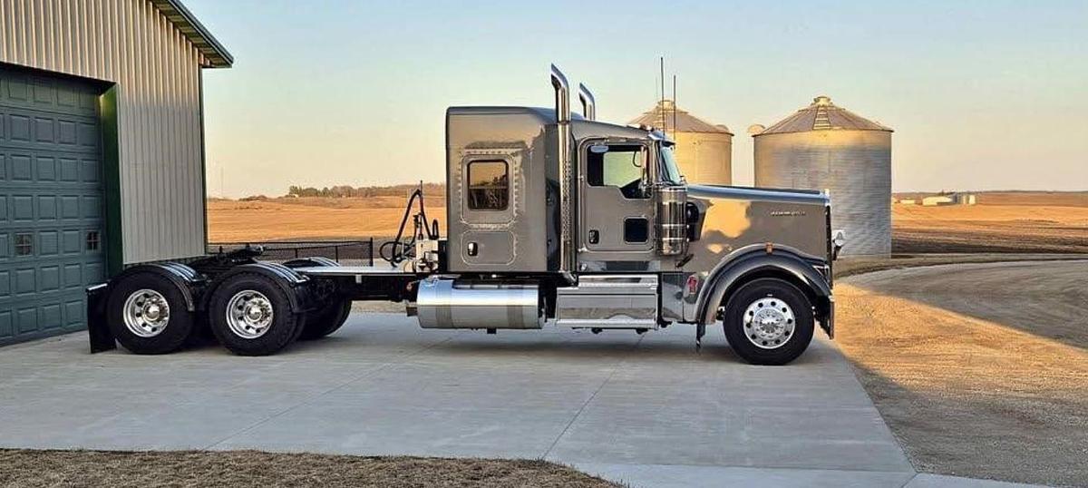 Used 2026 Kenworth W900L Sleeper Semi Truck
