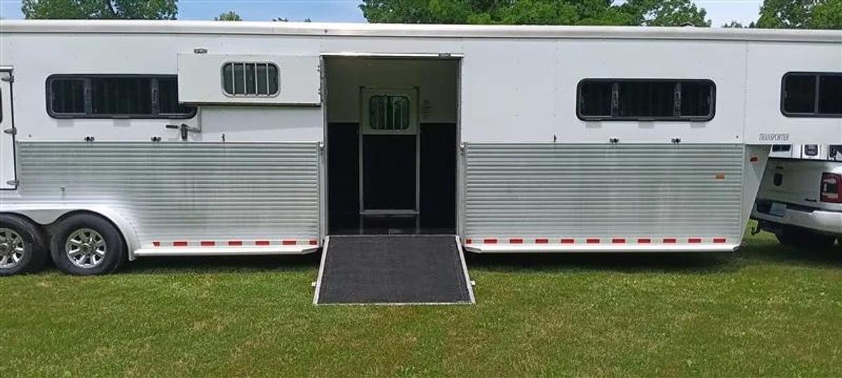 Used 2017 Sundowner Transporter 6 Horse