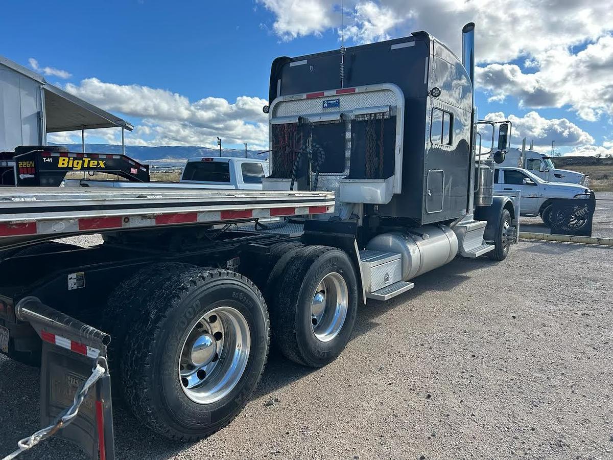 Used 2023 Peterbilt 389 Conventional Sleeper Semi