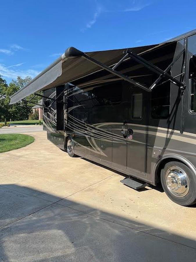 Used 2014 Thor Motor Coach Palazzo 33.2 Class A Motorhome