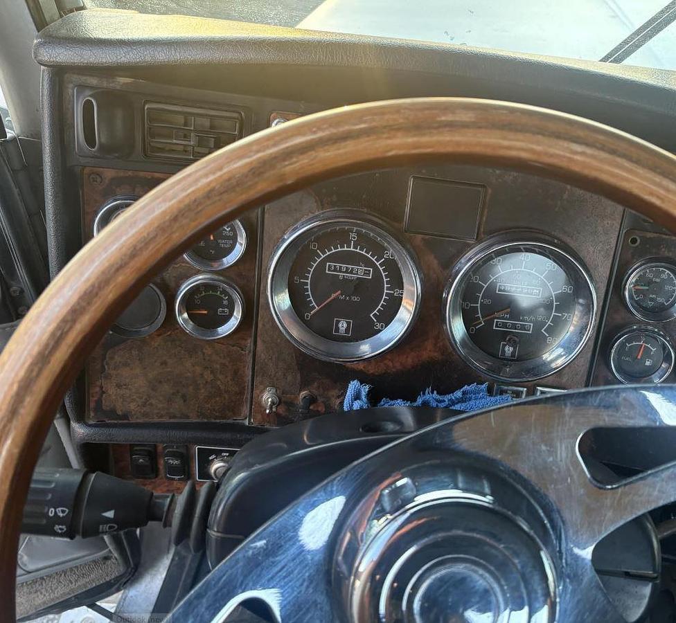 Used 2005 Kenworth W900L Sleeper Semi Truck