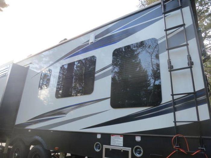 Used 2019 Keystone Fuzion 373