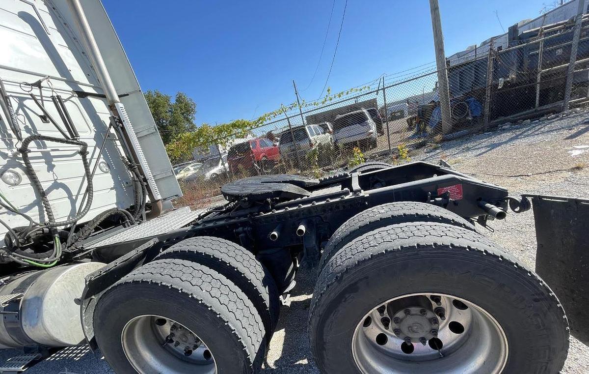 Used 2018 Volvo VNL64T670 Sleeper Semi Truck