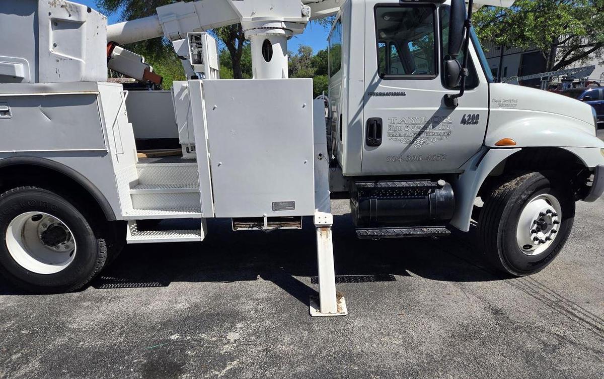 Used 2005 ALTEC TA45M-T50 MOUNTED ON 2005 INTERNATIONAL DURASTAR 4300