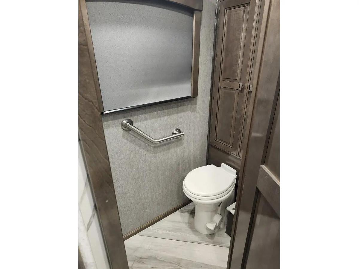 Used 2022 Fleetwood Discovery Lxe 44s