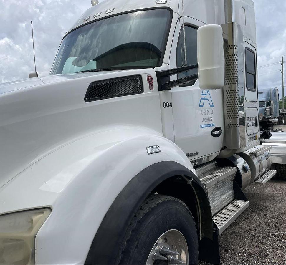 Used 2015 Kenworth T880 Sleeper Semi Truck