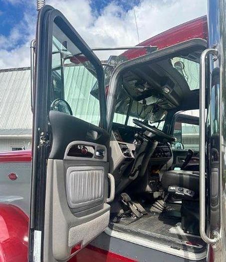 Used 2023 Peterbilt 389
