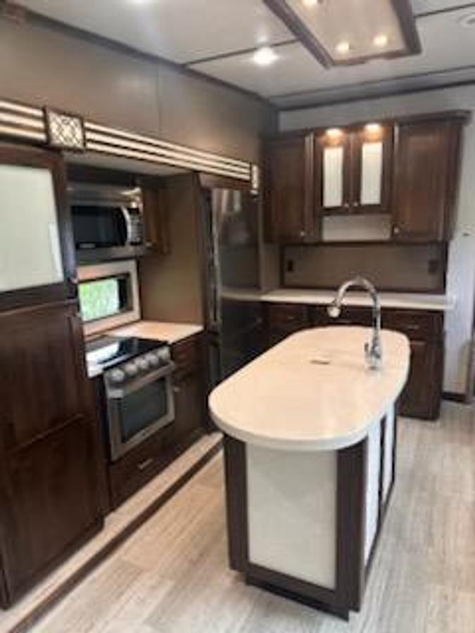 Used 2019 Vanleigh PineCrest 305RLP