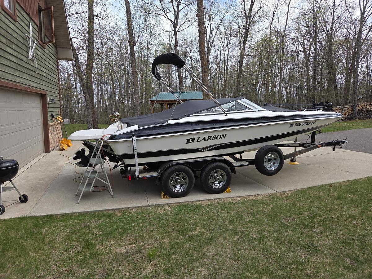 Used 2006 Larson 204 Escape Deck Boat