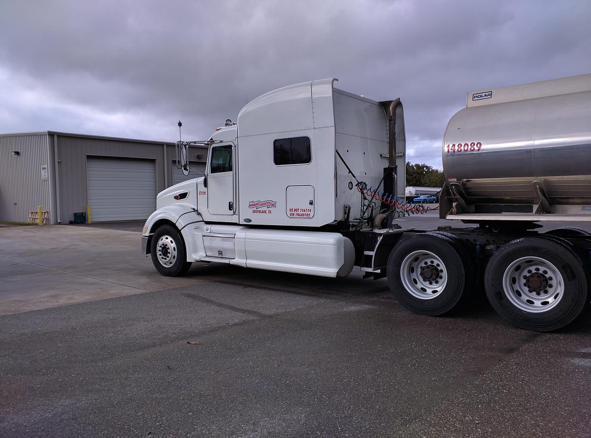 Used 2007 Peterbilt 386 Sleeper Semi Truck