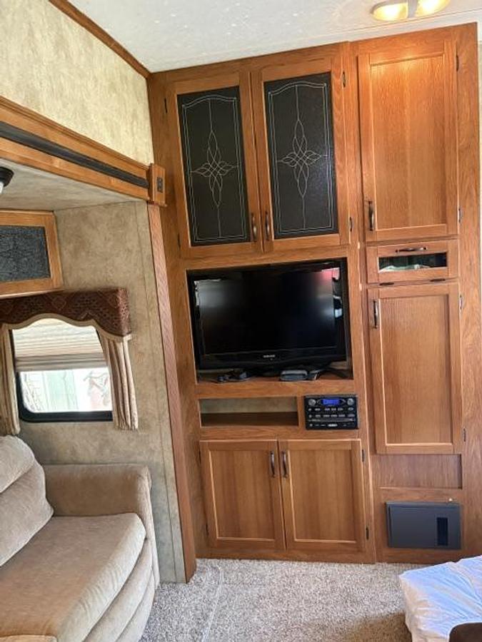 Used 2010 Keystone Montana Mountaineer Fifth Wheel