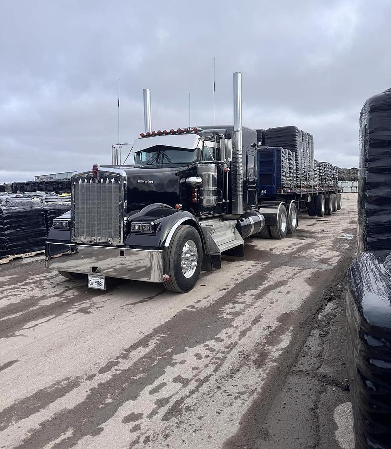 Used 2025 Kenworth W900 Sleeper Semi Truck 565 HP Cummins