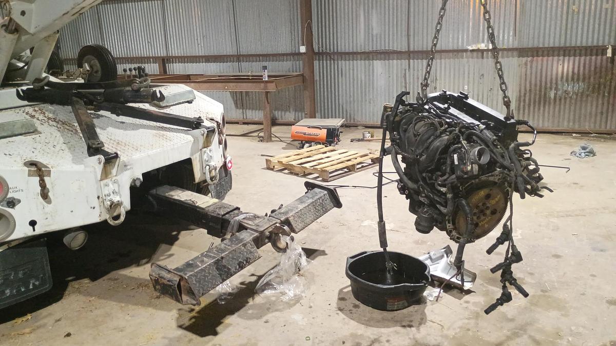 Used 2002 Ford F450 Recover Truck with Boom