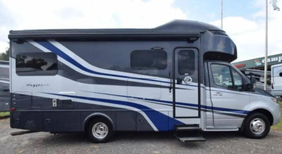 Used 2020 Tiffin Wayfarer 24TW