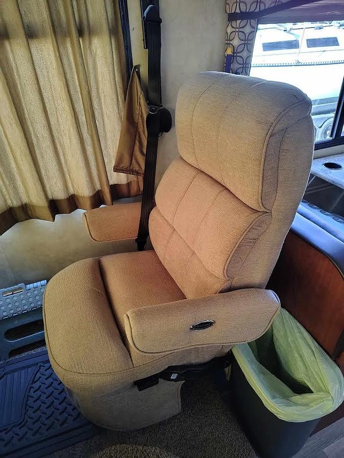 Used 2011 Thor Motor Coach Hurricane 31G