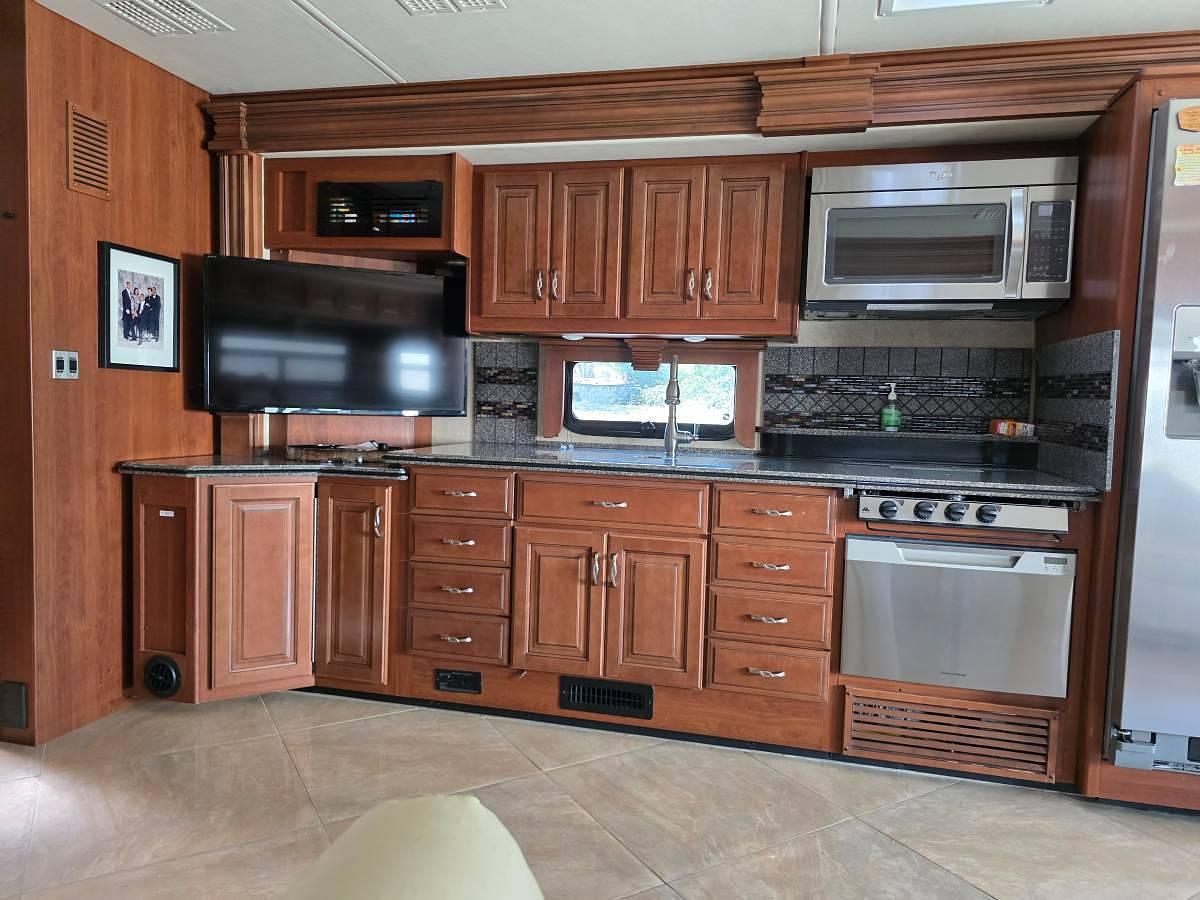 Used 2015 Fleetwood Discovery 40G Class A Motorhome