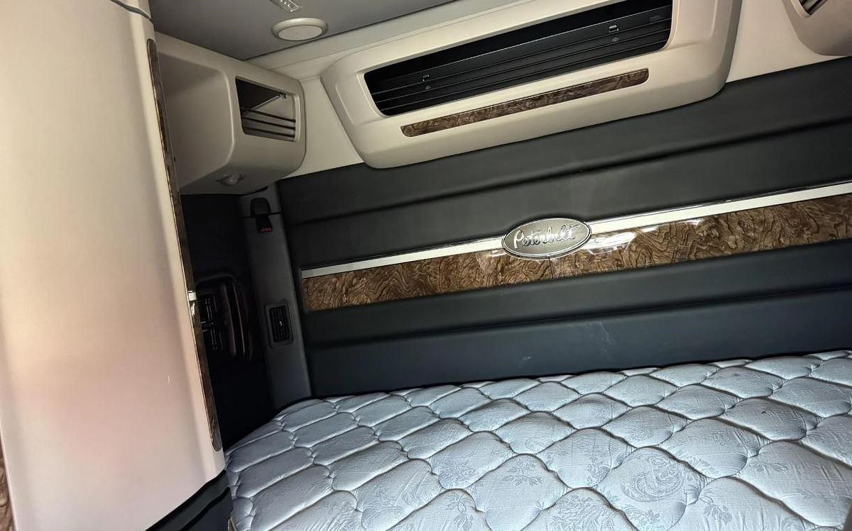 Used 2025 Peterbilt 589