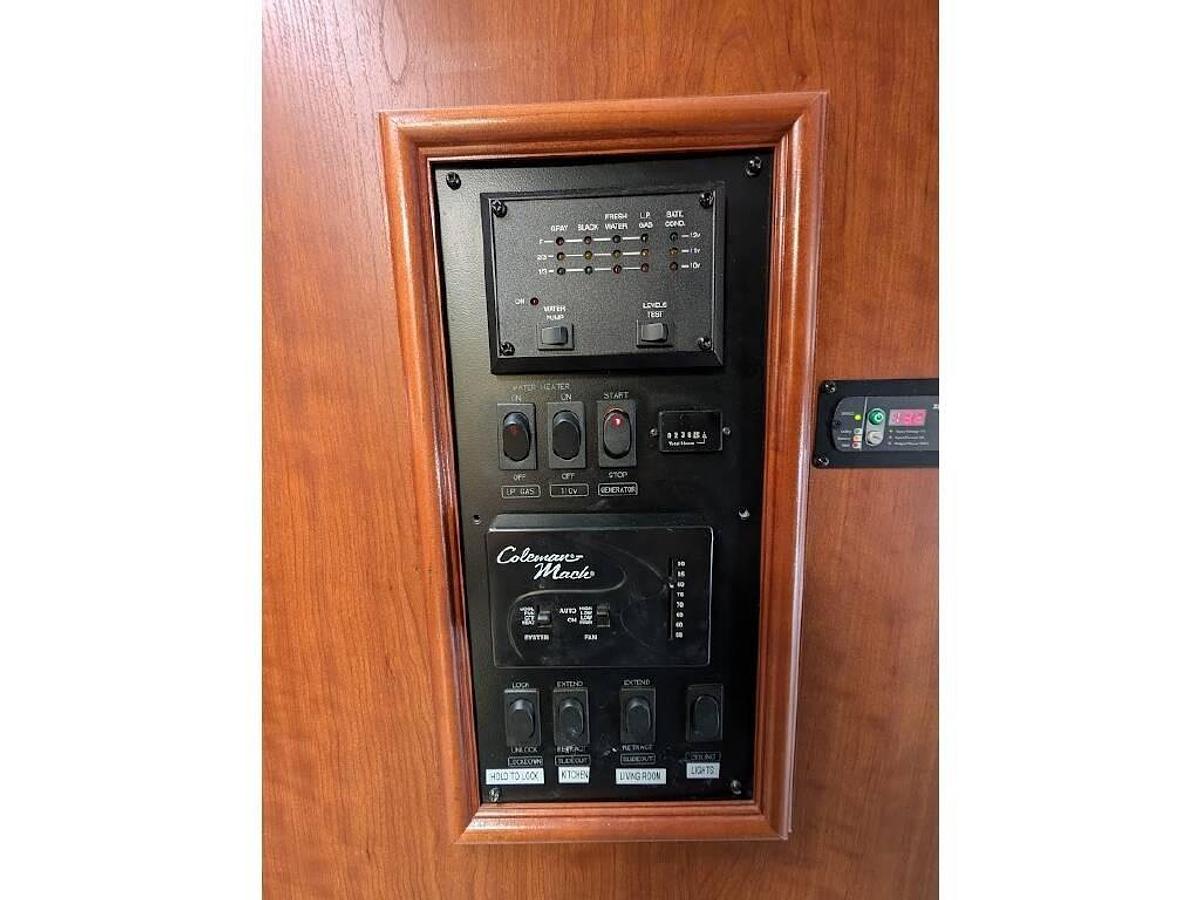 Used 2006 Fourwinds Hurricane 33H