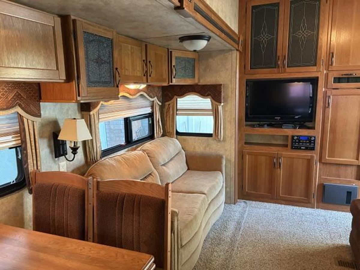Used 2010 Keystone Montana Mountaineer Fifth Wheel