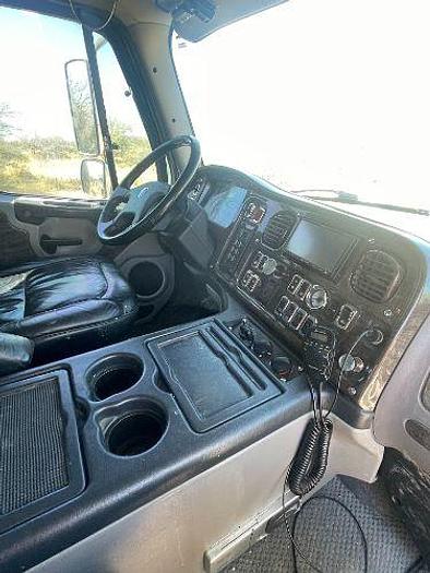 Used 2015 Sundowner Signature Series with Living Quarters