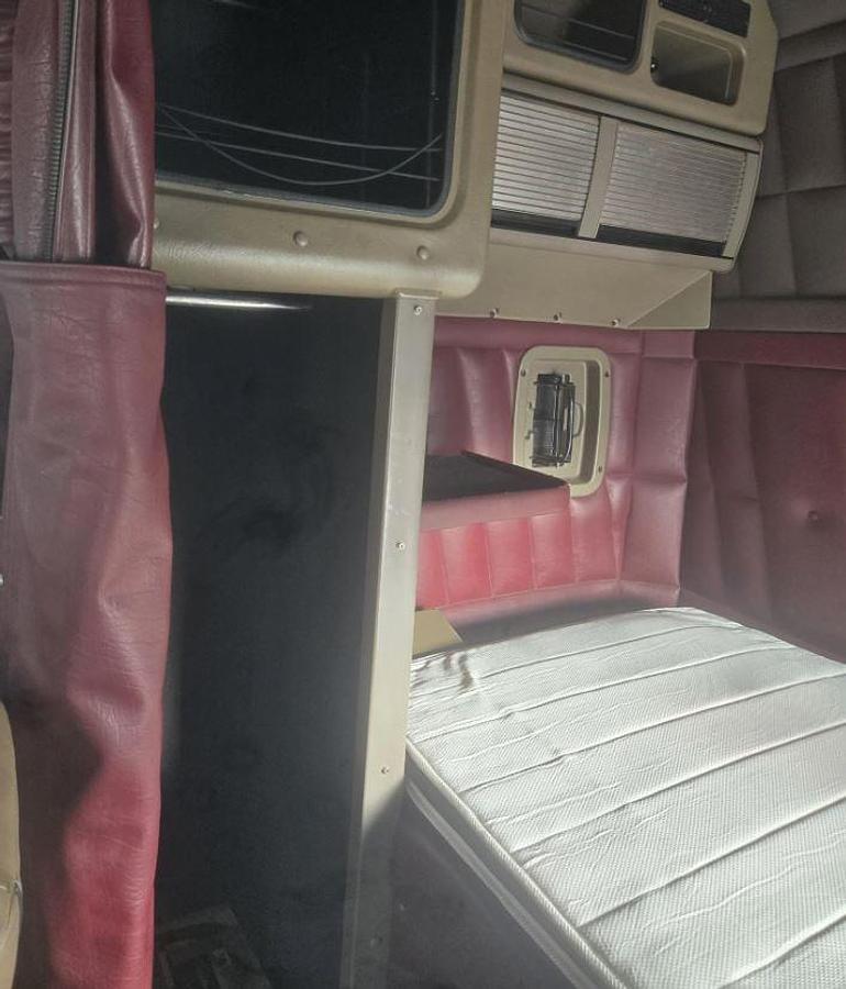 Used 2001 PETERBILT 379EXHD Conventional Sleeper Semi