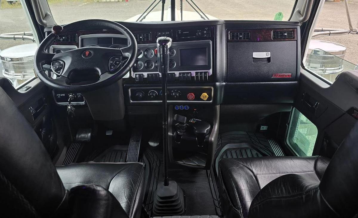Used 2022 Kenworth W900l