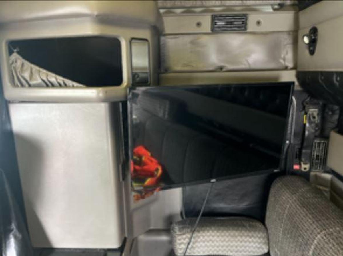 Used 2004 Kenworth W900 Conventional Sleeper Semi