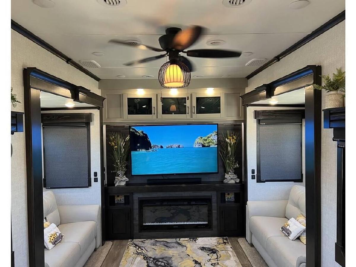 Used 2021 Crossroads REDWOOD RW4150RD Fifth Wheel