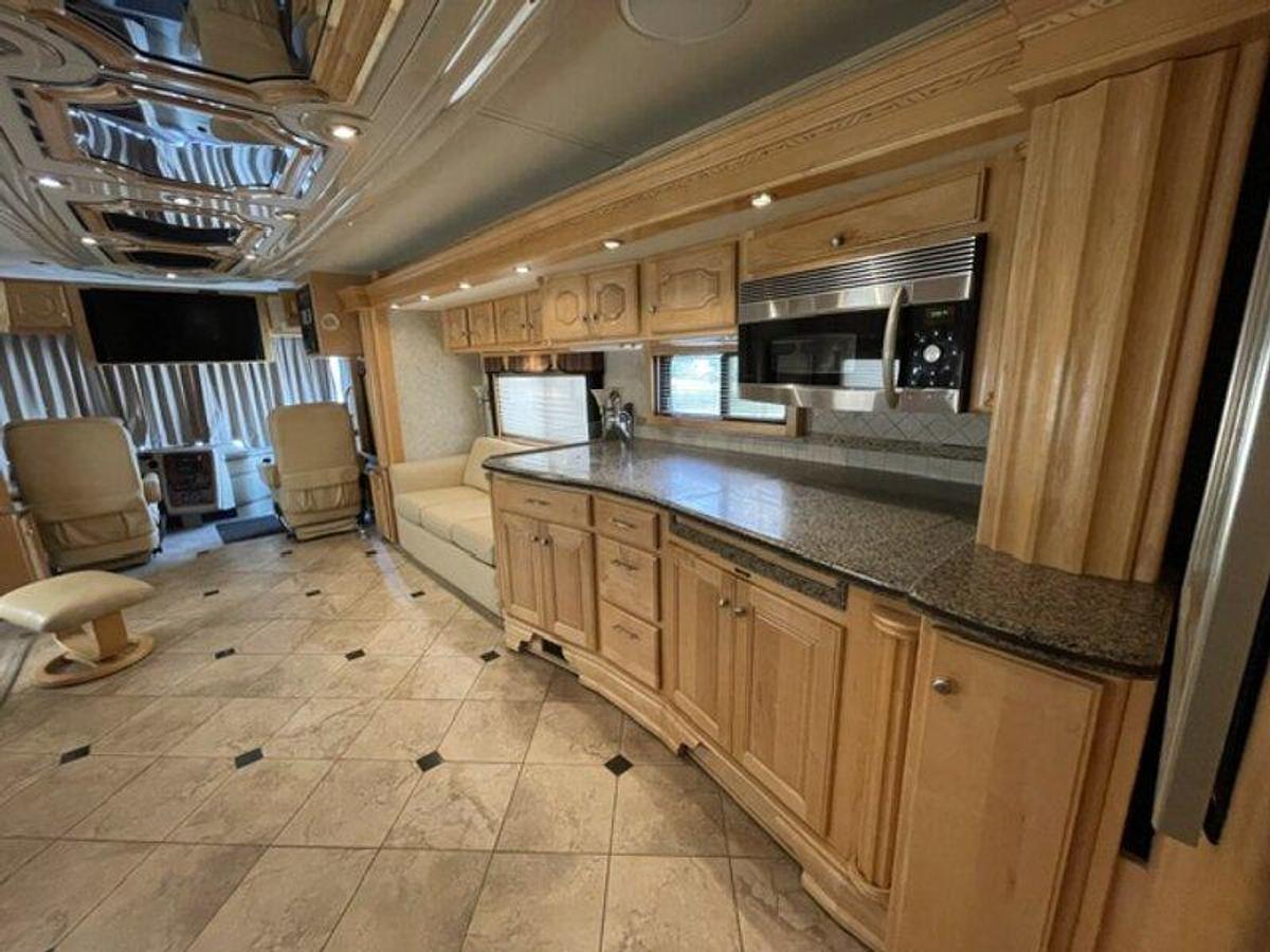 Used 2006 Country Coach Intrigue 530 Ovation