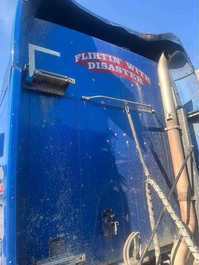 Used 2009 Kenworth T2000 Sleeper Semi Truck