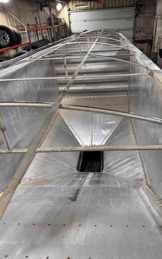 Used 2018 WILSON 43 ft x 96 in Grain Trailer