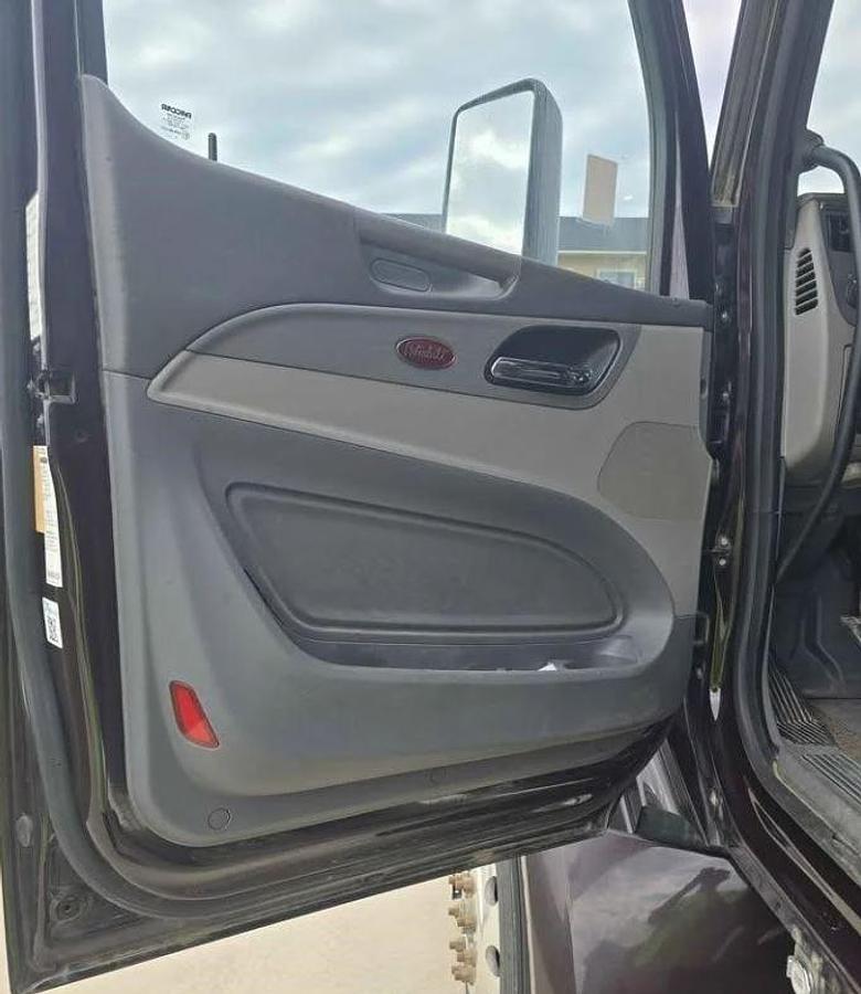 Used 2017 Peterbilt 579 Sleeper Semi Truck