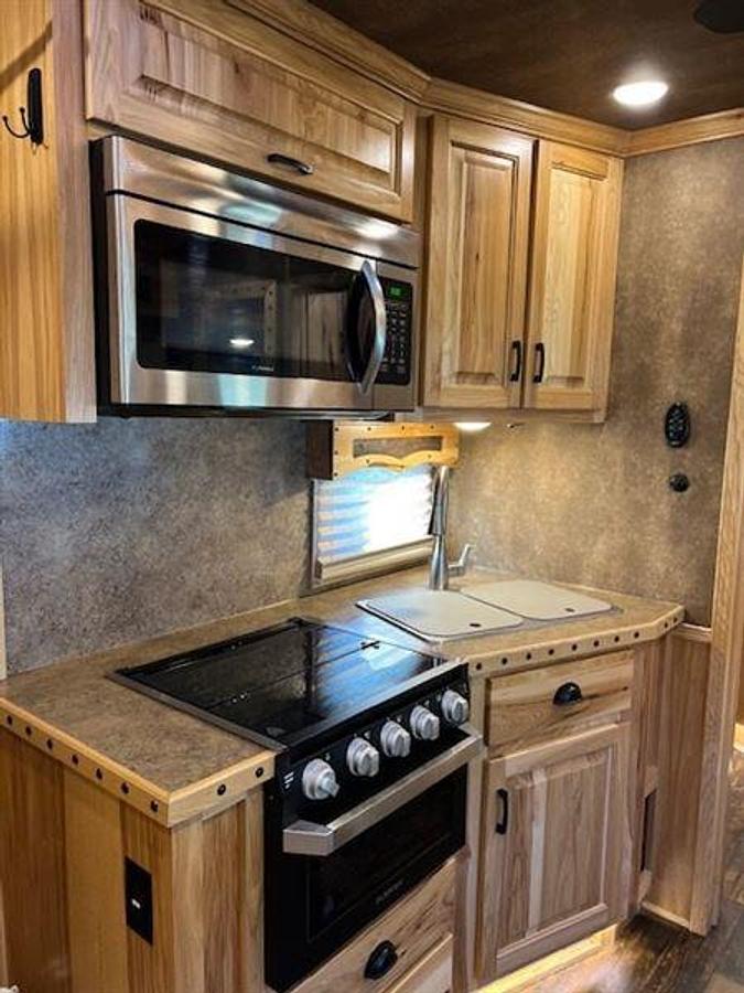 Used 2020 Lakota Bighorn 4 Horse w/ Living Quarters