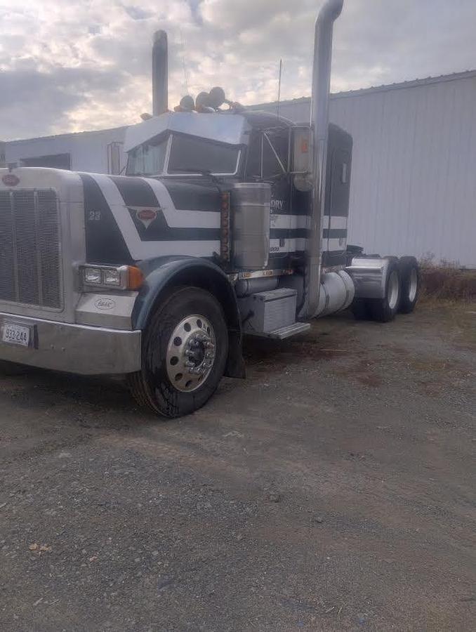 Used 2005 Peterbilt 379 Conventional Sleeper Semi