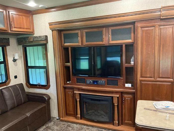 Used 2017 Crossroads Redwood Sequoia M-38KGKS